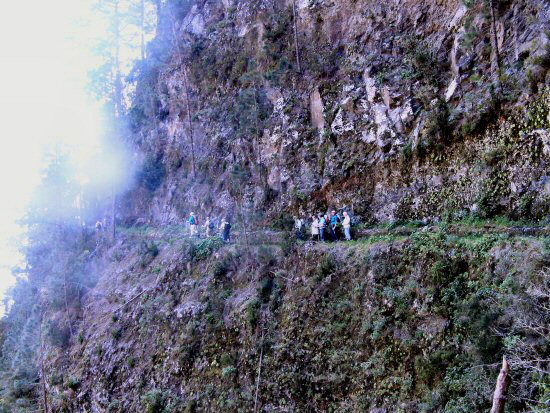 2 (23) Auf sehr schmalem Pfad