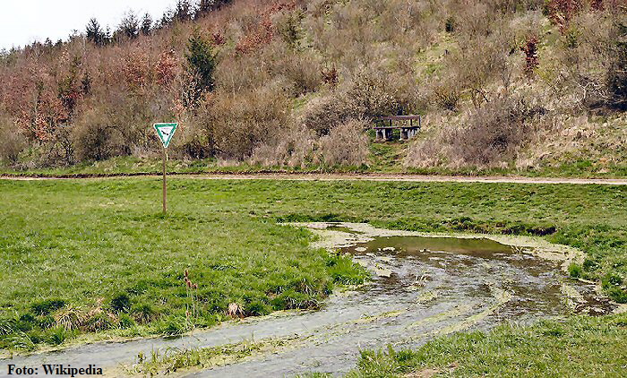 800px-Hungerbrunnen2 800px-Hungerbrunnen2